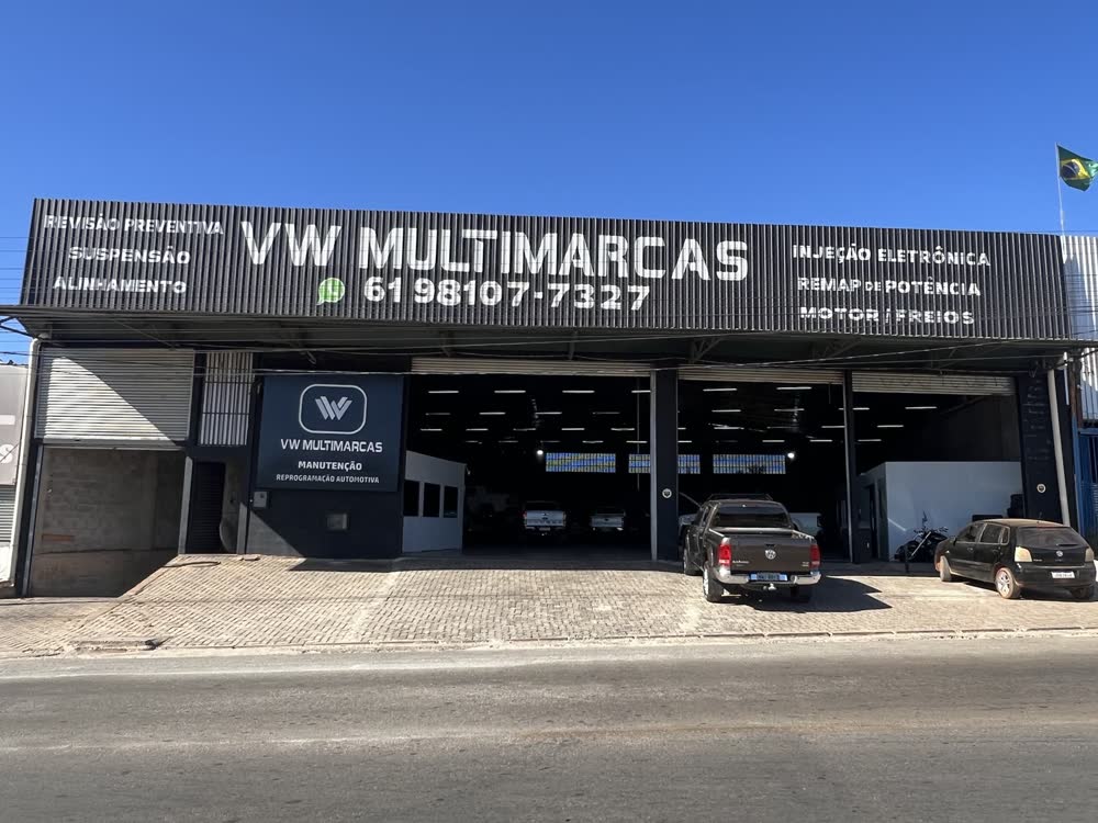 Fachada da VW Multimarcas em Vicente Pires, com picapes no pátio